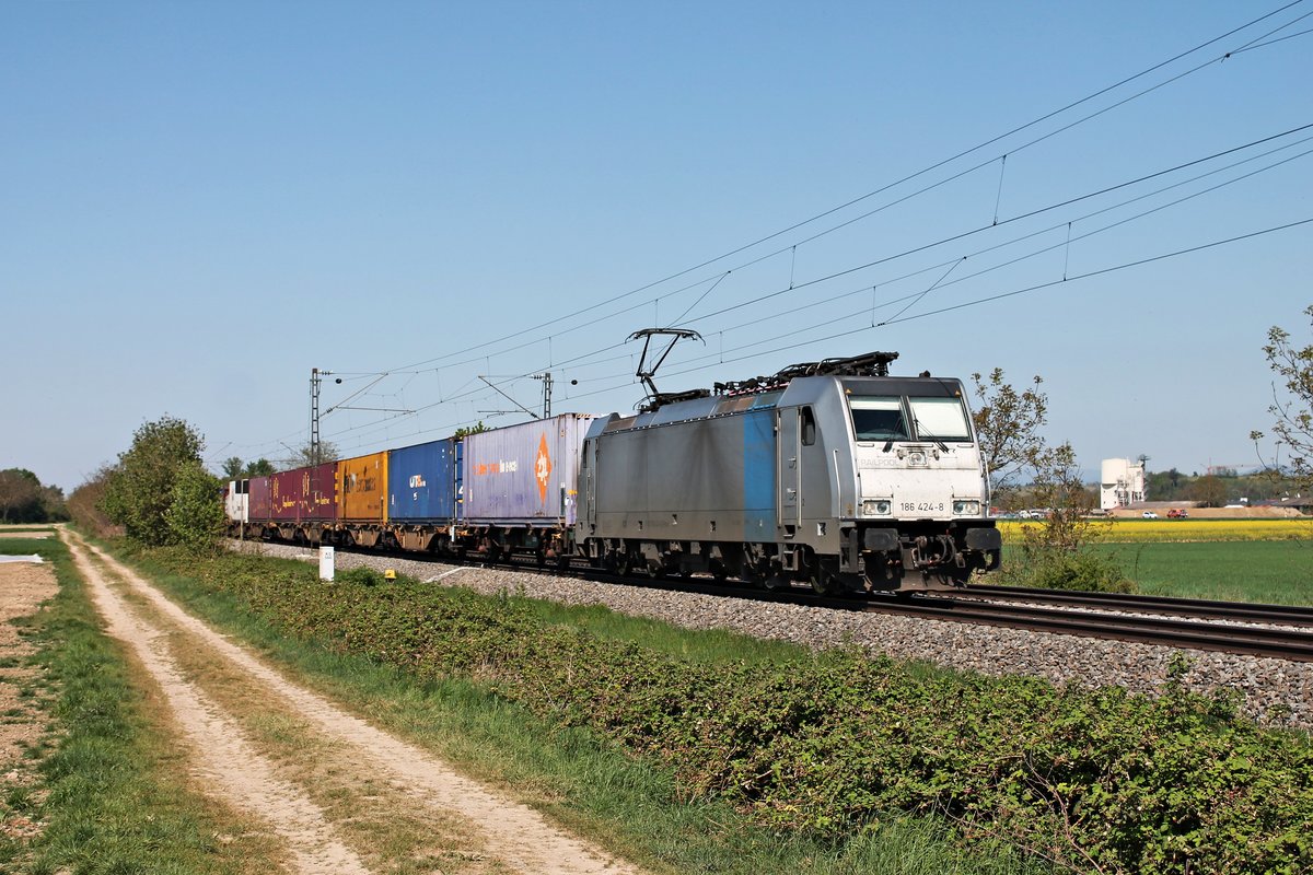 Mit einem Containerzug aus Belgien fuhr am Nachmittag des 23.04.2020 die Rpool/LINEAS 186 424-8 südlich von Buggingen über die Rheintalbahn durchs Markgräflerland in Richtung Müllheim (Baden).