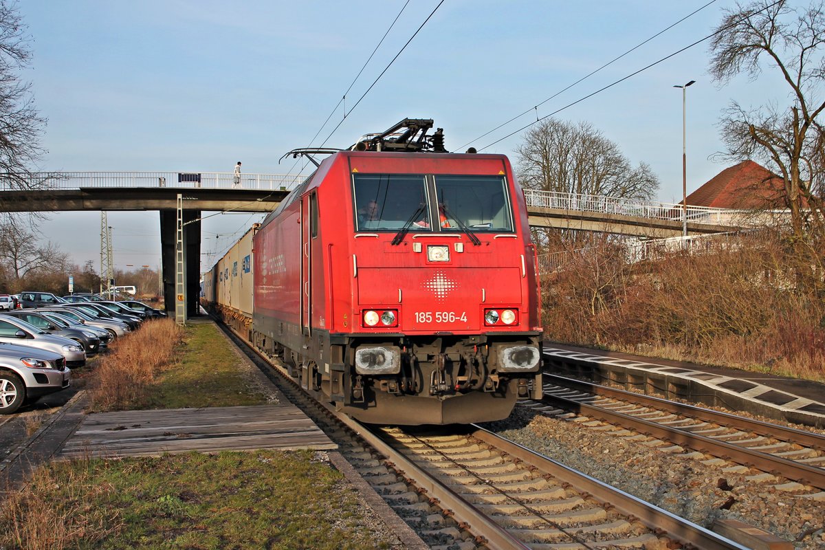 Mit einem Containerzug aus Belgien fuhr am 03.02.2015 die 185 596-4  Suzy  durch Orschweier gen Süden.