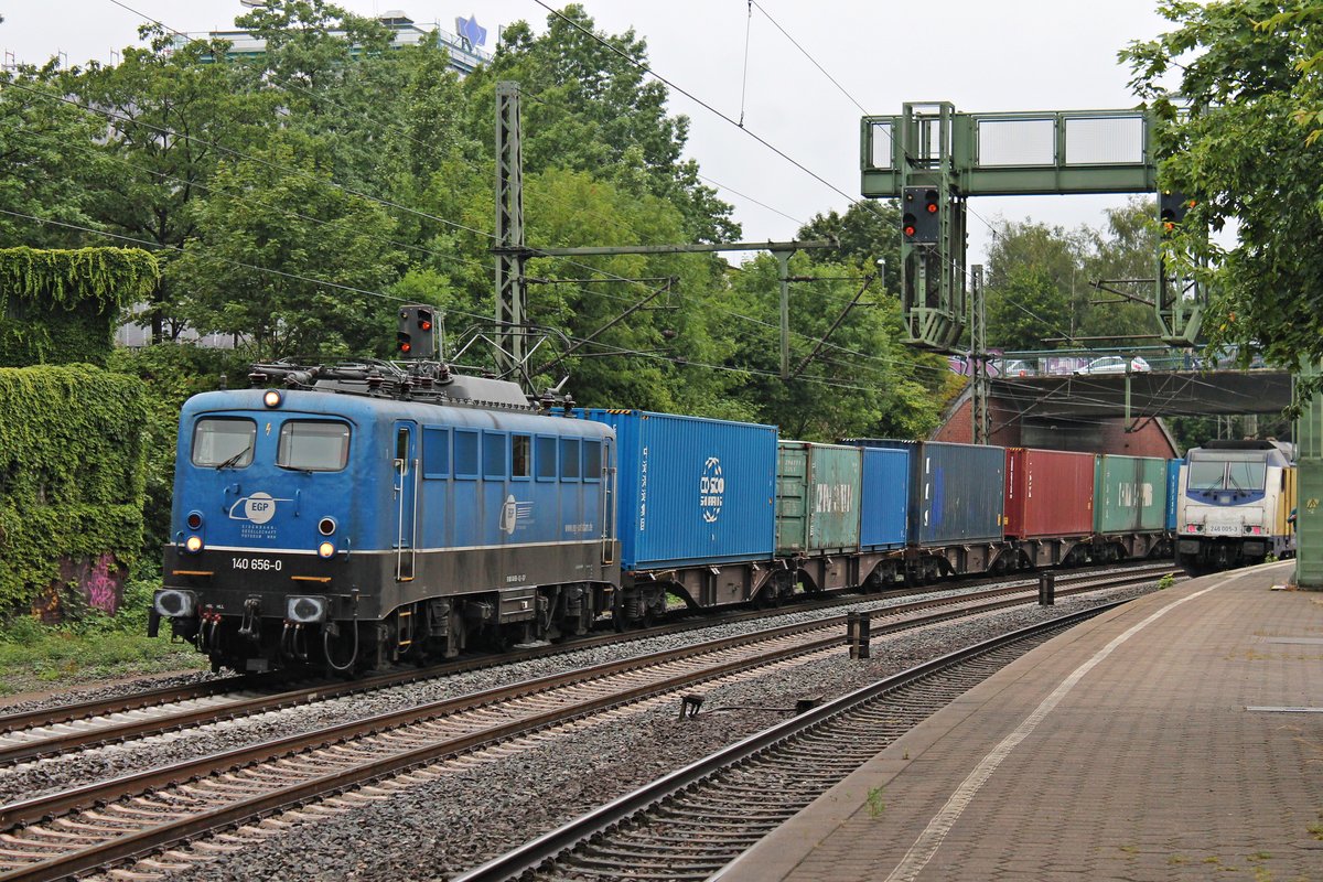 Mit einem Containerzug aus dem Hamburger Hafen fuhr am Nachmittag des 06.07.2019 die 140 656-0 durch den Bahnhof vom Hamburg Harburg in Richtung Rangierbahnhof Maschen.