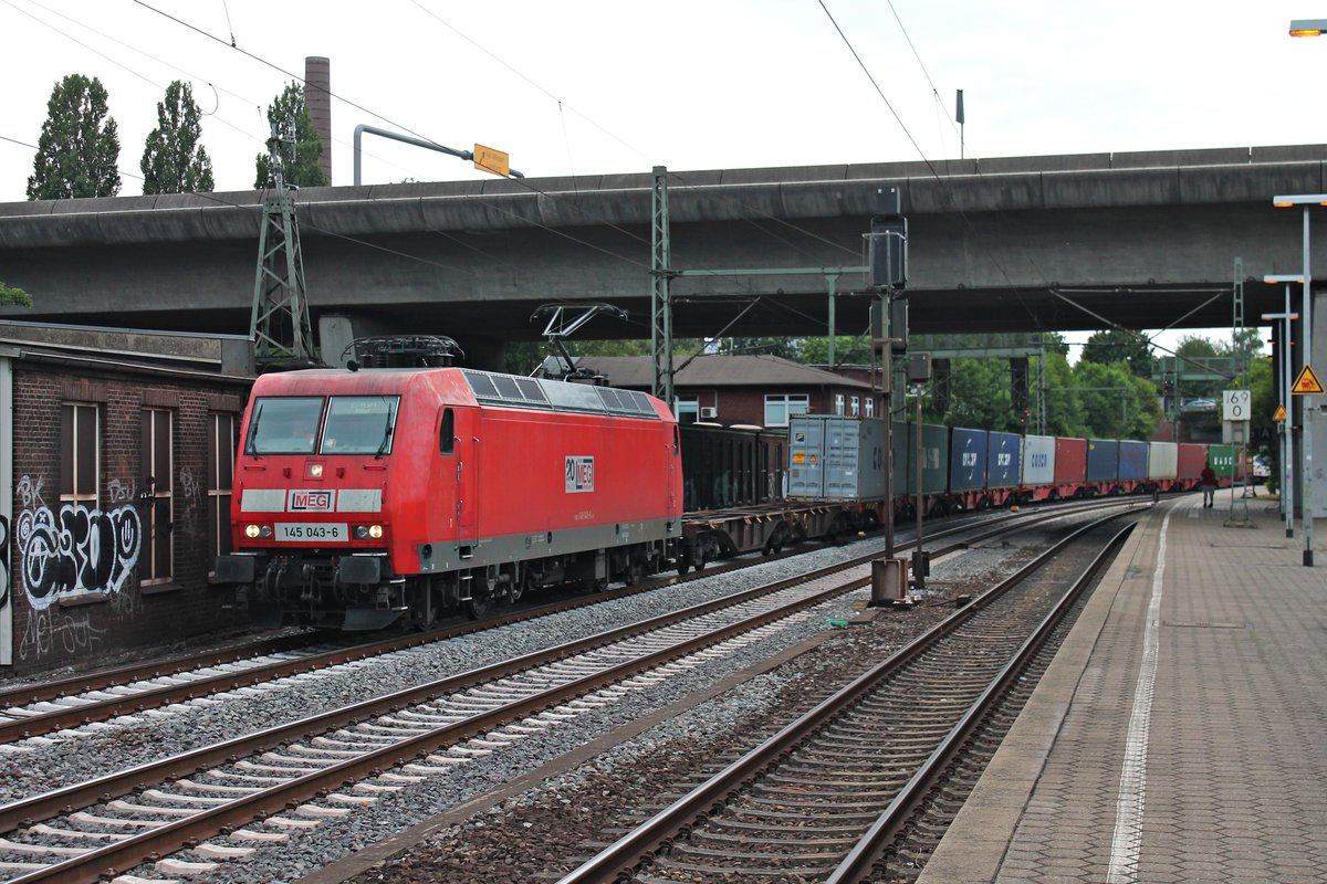 Mit einem Containerzug aus dem Hafen fuhr am Abend des 18.07.2019 die DBC/MEG 145 043-6 durch den Bahnhof von Hamburg Harburg in Richtung Rangierbahnhof Maschen.