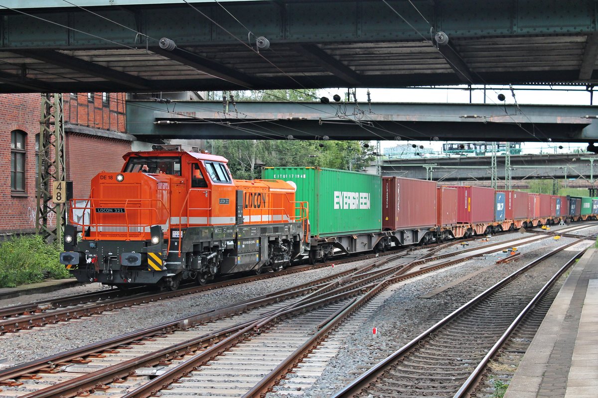 Mit einem Containerzug aus dem Hamburger Hafen fuhr am Mittag des 19.07.2019 die LOCON 321 (4185 028-2), welche über BRLL - Beacon Rail angemietet ist, durch den Bahnhof von Hamburg Harburg in Richtung Rangierbahnhof Maschen.