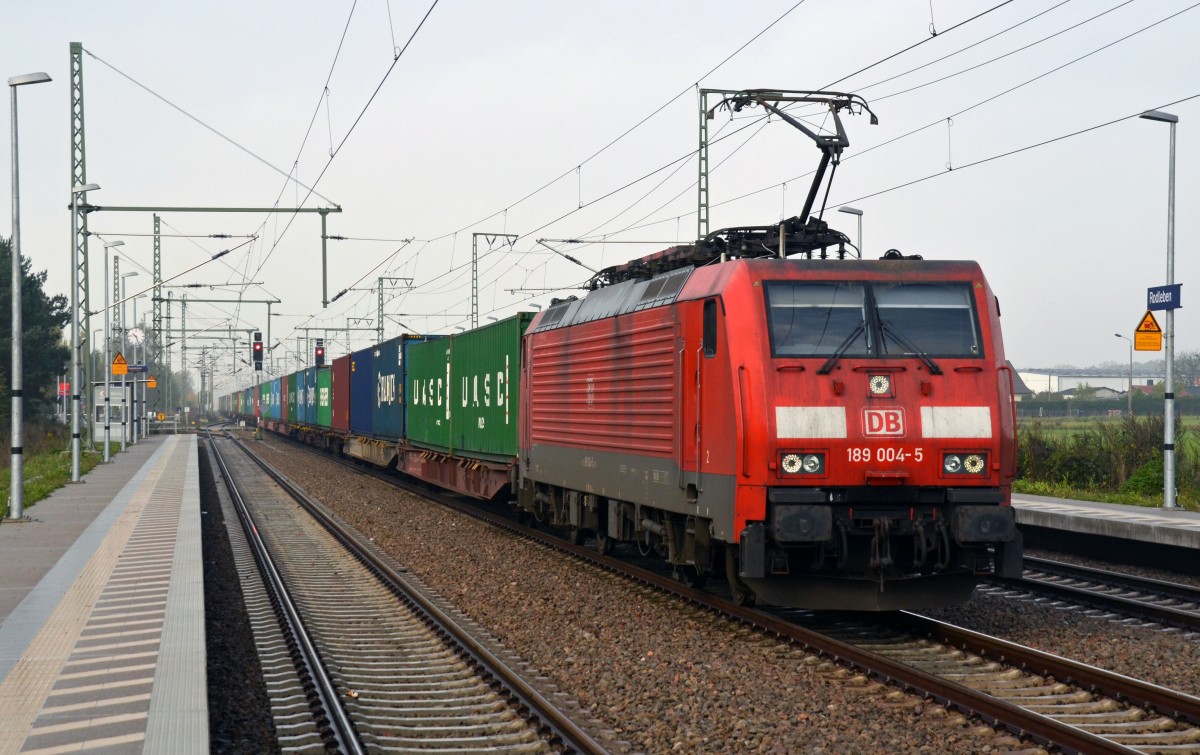 Mit einem Containerzug aus dem Hamburger Hafen rollt 189 004 am 31.10.14 durch Rodleben Richtung Wittenberg.