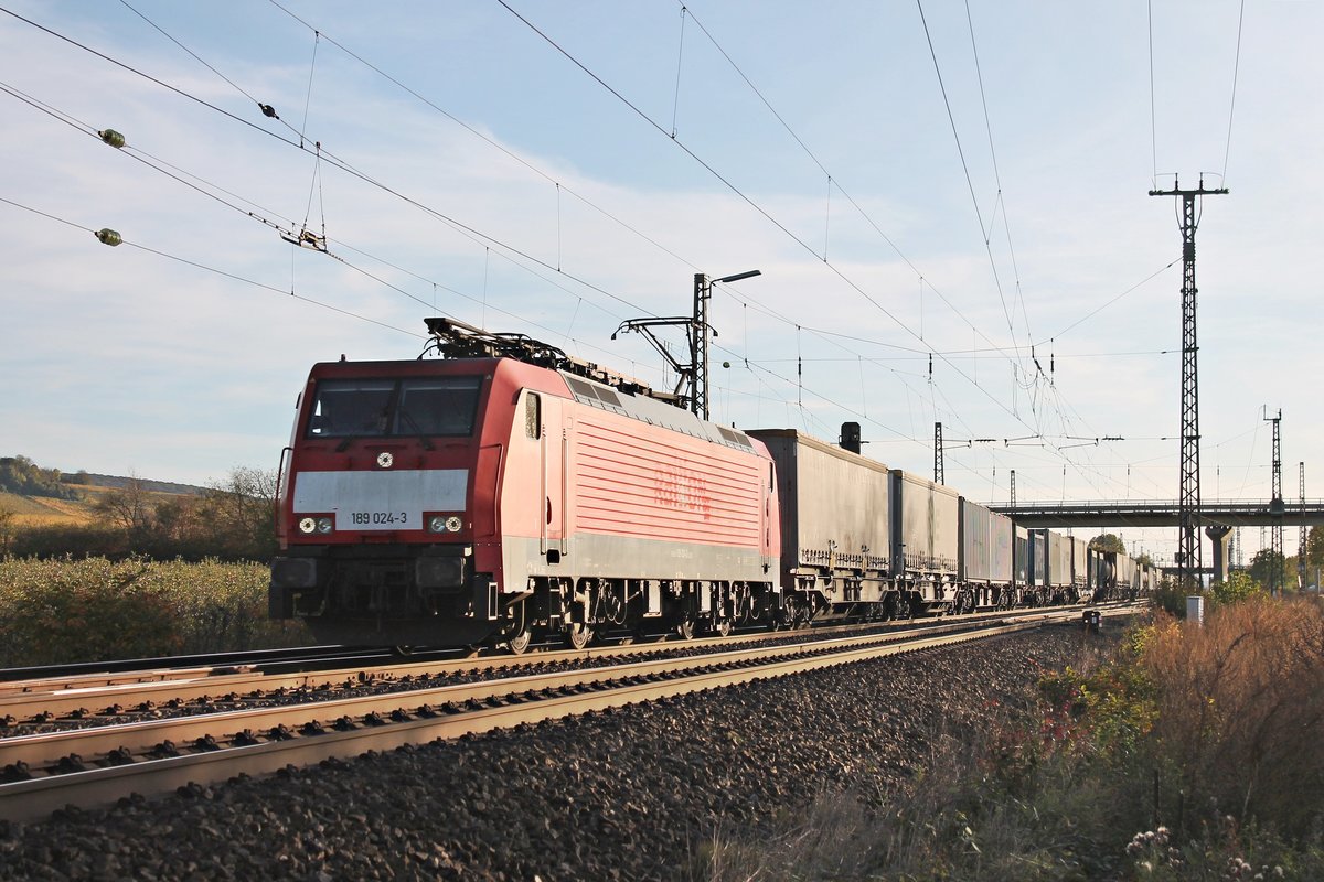 Mit einem Containerzug aus Italien fuhr am 26.10.2017 die 189 024-3, welche den Zug seit dem Rangierbahnhof Muttenz bespannte, nördlich von Müllheim (Baden) durchs Rheintal in Richtung Buggingen. 
