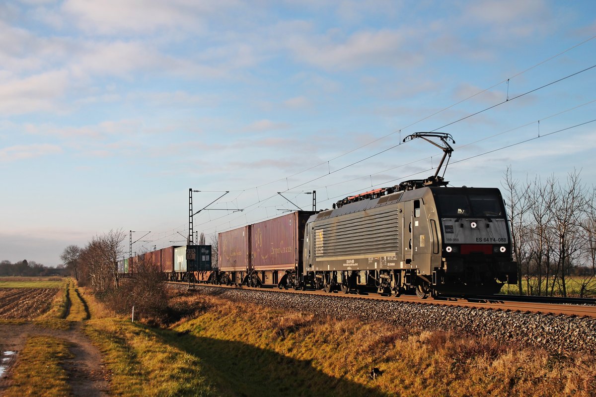 Mit einem Containerzug aus Italien fuhr am Morgen des 23.12.2017 die MRCE/TXL ES 64 F4-088 (189 988-9) nördlich von Müllheim (Baden) bei Hügelheim durchs Markgräflerland in Richtung Buggingen.