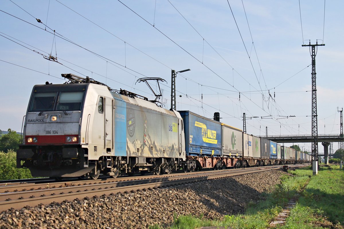 Mit einem Containerzug aus Italien fuhr am 05.06.2018 die Rpool/BLSC 186 104 durch die Überholgleise von Müllheim (Baden) über die Rheintalbahn in Richtung Freiburg (Breisgau).