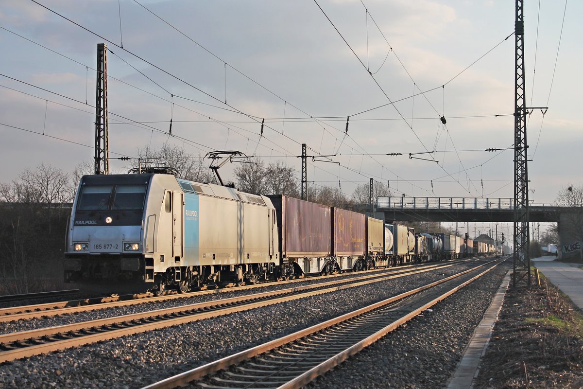 Mit einem Containerzug aus Italien fuhr am Nachmittag des 28.02.2019 die Rpool/RTX 185 677-2 über das durchgehende Hauptgleis durch den Bahnhof von Müllheim (Baden) in Richtung Freiburg (Breisgau).