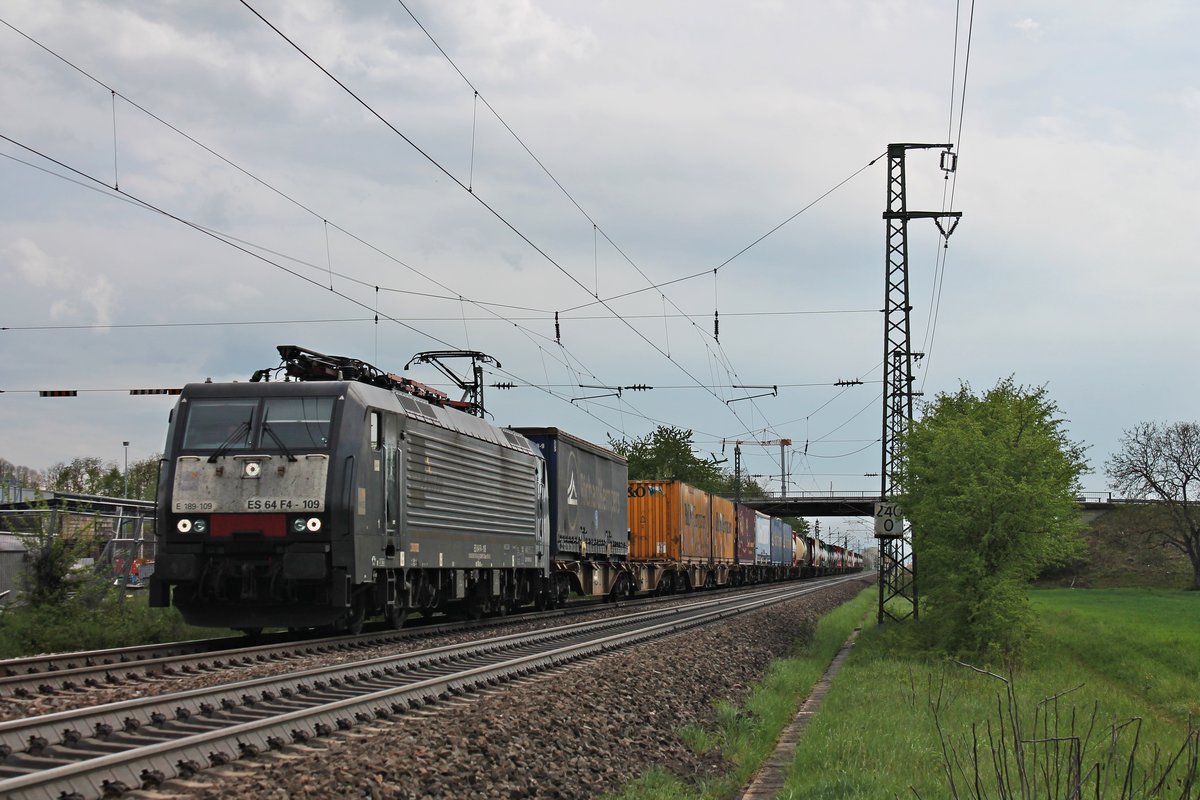 Mit einem Containerzug aus Italien, fuhr am Nachmittag des 25.04.2019 die MRCE/SBBCI ES 64 F4-109 (189 109-2) südlich des Haltepunktes von Auggen über die Rheintalbahn in Richtung Freiburg (Breisgau).