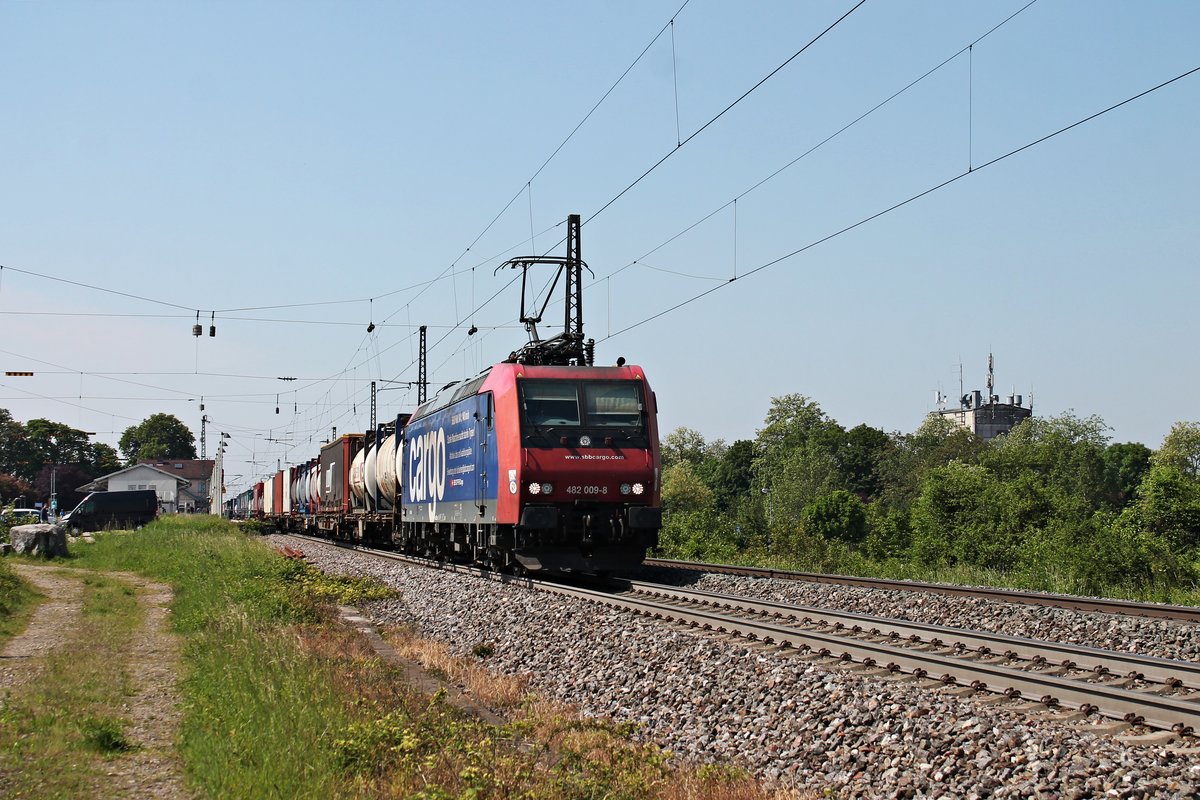 Mit einem Containerzug aus Italien fuhr am Morgen des 25.05.2019 die Re 482 009-8  Starke Maschine sucht starken Typen!  durch den Bahnhof von Heitersheim über die KBS 703 in Richtung Bad Krozingen.