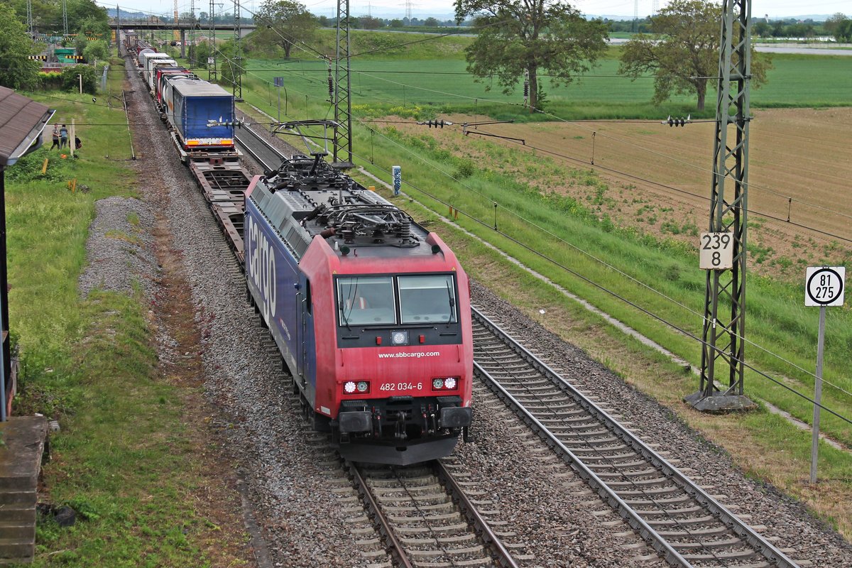Mit einem Containerzug aus Italien fuhr am 25.05.2019 die Re 482 034-6 beim Haltepunkt von Auggen über die KBS 703 durchs Rheintal in Richtung Freiburg (Breisgau).