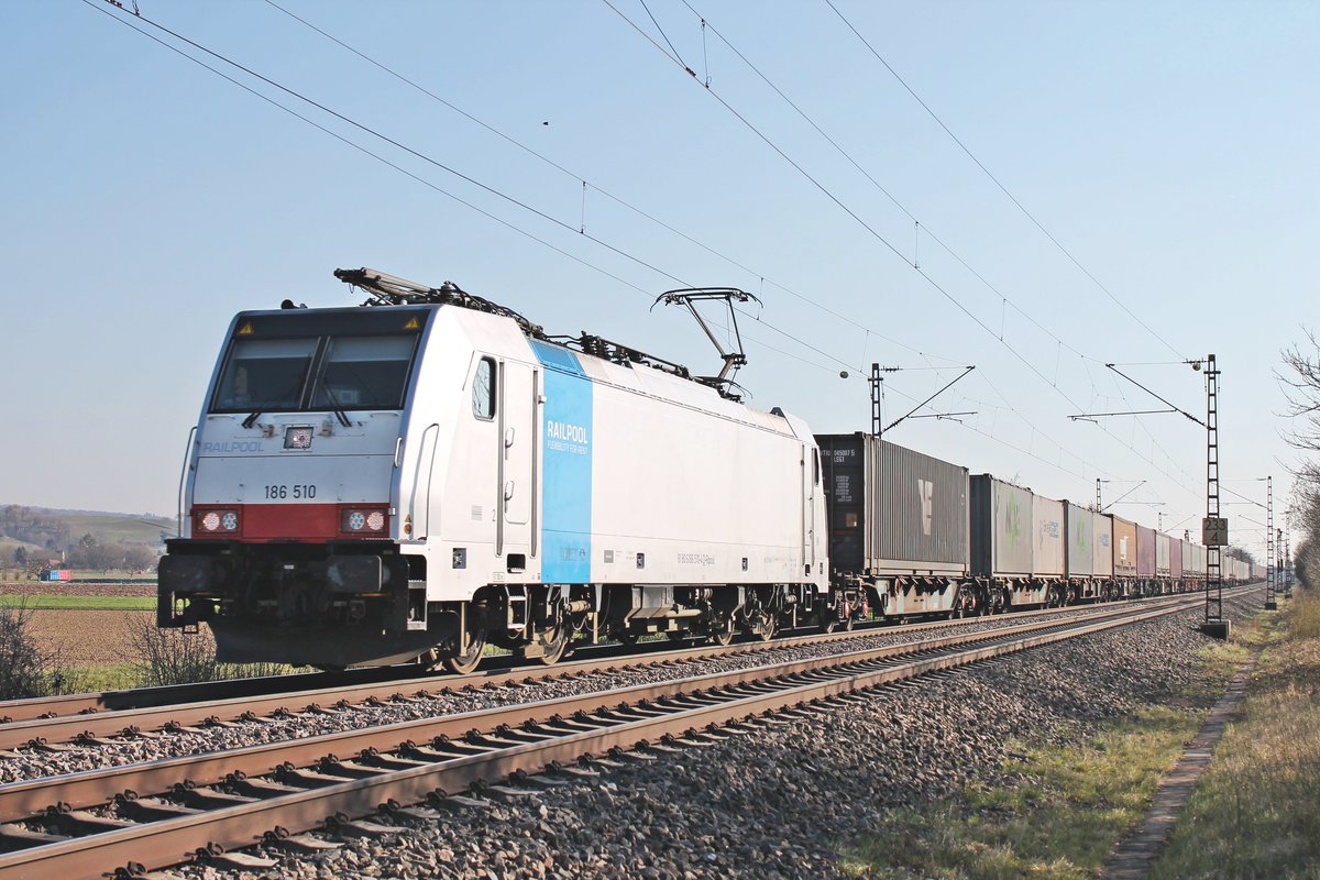 Mit einem Containerzug aus Italien fuhr am späten Nachmittag des 01.04.2020 die Rpool/LINEAS 186 510 nördlich von Hügelheim über die KBS 702 durchs Rheintal in Richtung Freiburg (Breisgau).