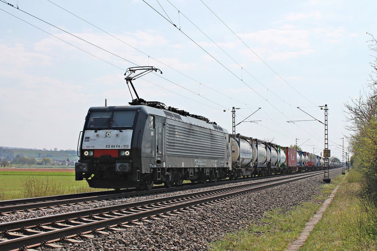 Mit einem Containerzug aus Italien fuhr am Nachmittag des 09.04.2020 die MRCE/SBBCI ES 64 F4-113 (189 113-4) nördlich von Hügelheim über die KBS 702 durchs Rheintal in Richtung Freiburg (Breisgau).