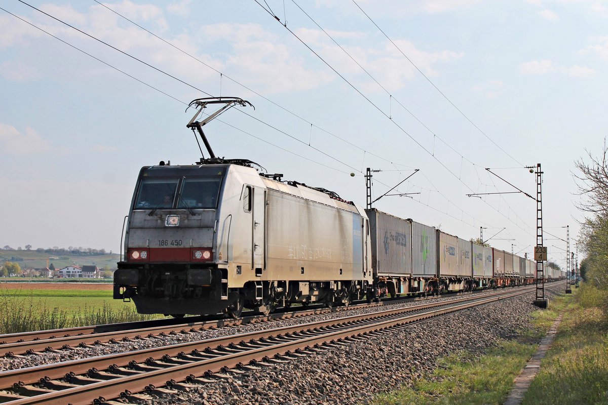 Mit einem Containerzug aus Italien nach Belgien fuhr am Nachmittag des 09.04.2020 die Rpool/LINEAS 186 450, welche den Zug seit Basel SBB RB bespannte, nördlich von Hügelheim über die KBS 702 durchs Rheintal in Richtung Freiburg (Breisgau).