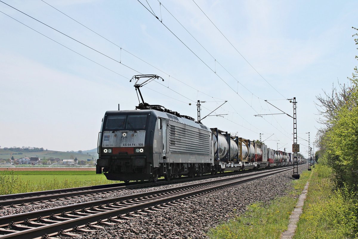 Mit einem Containerzug aus Italien fuhr am Nachmittag des 16.04.2020 die MRCE/SBBCI ES 64 F4-109 (189 109-2) nördlich von Hügelheim über die Rheintalbahn durchs Markgräflerland in Richtung Buggingen.