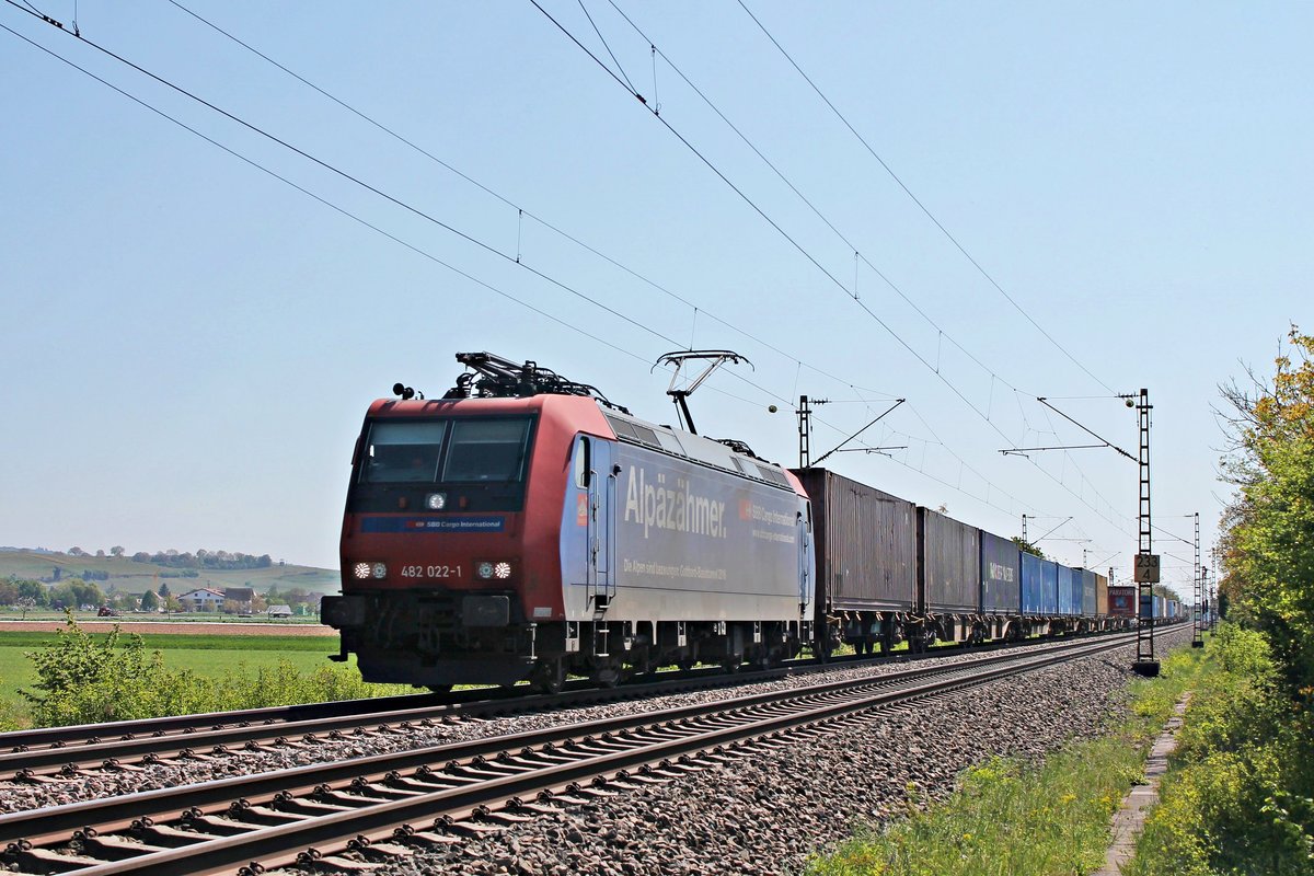 Mit einem Containerzug aus Italien fuhr am Nachmittag des 23.04.2020 die Re 482 022-1  Alpäzähmer  nördlich von Hügelheim über die KBS 702 durchs Markgräflerland in Richtung Freiburg (Breisgau).