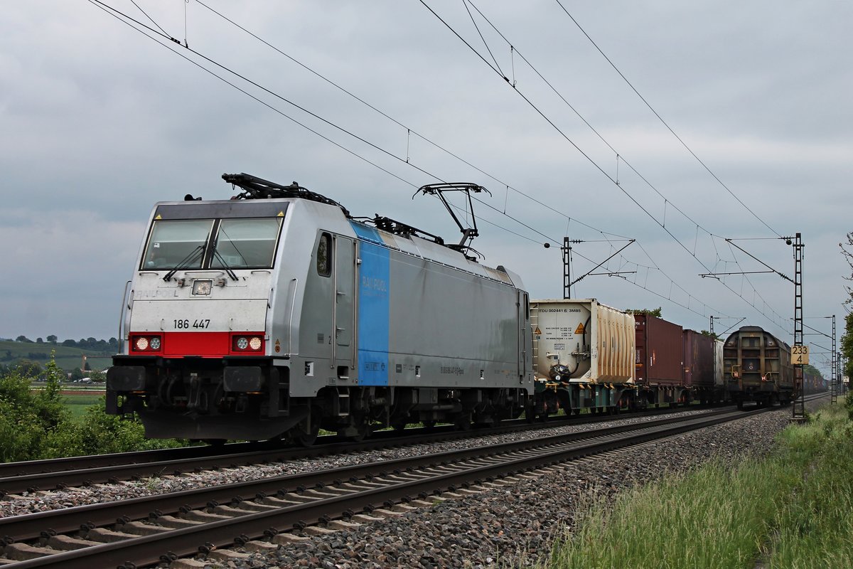 Mit einem Containerzug aus Italien fuhr am Nachmittag des 14.05.2020 die Rpool/LINEAS 186 447 nördlich von Hügelheim über die Rheintalbahn durchs Markgräflerland in Richtung Freiburg (Breisgau).