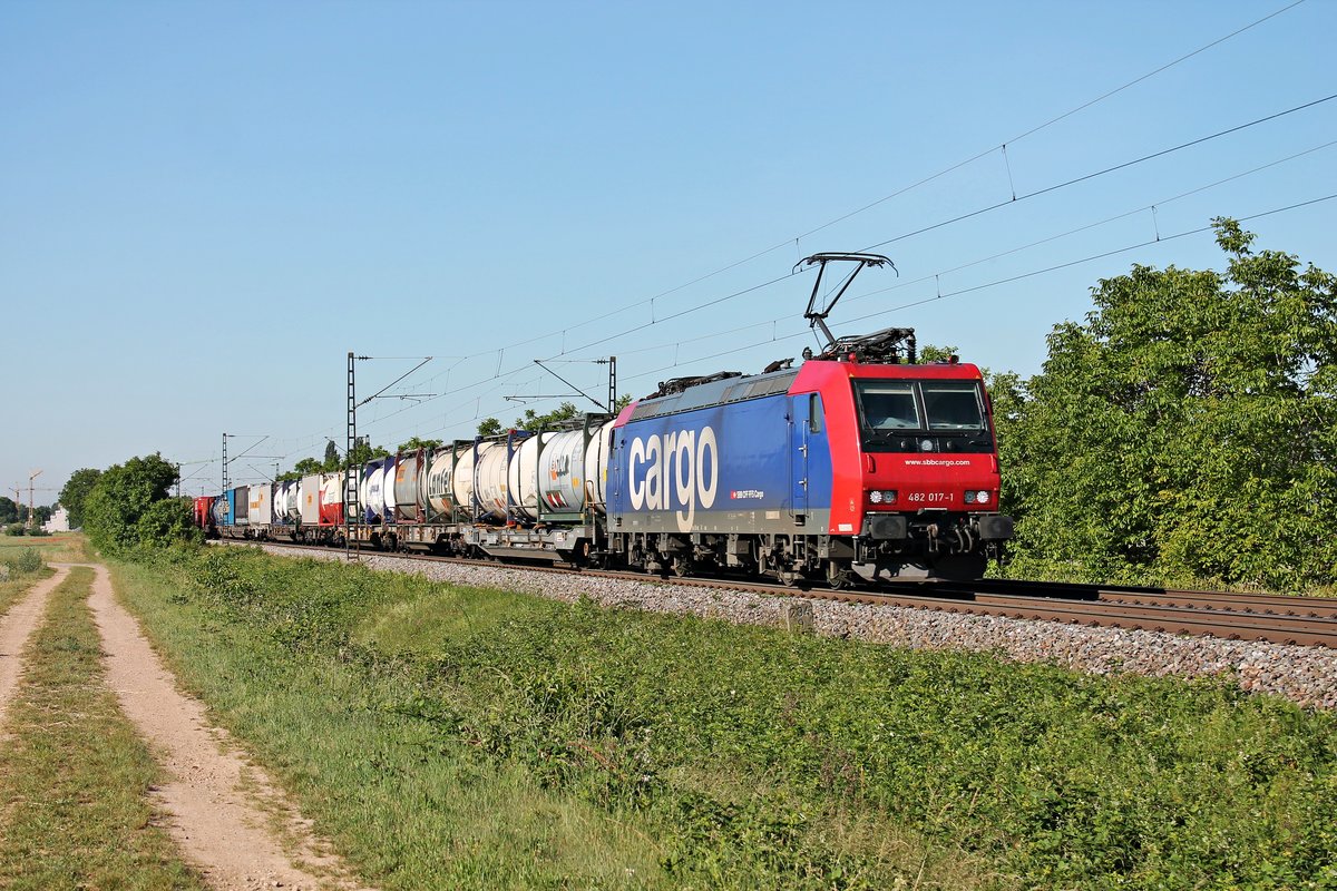 Mit einem Containerzug aus Italien fuhr am Morgen des 02.06.2020 die Re 482 017-1, welche den Zug erst seit Basel SBB bespannte, bei Hügelheim über die Rheintalbahn in Richtung Buggingen.