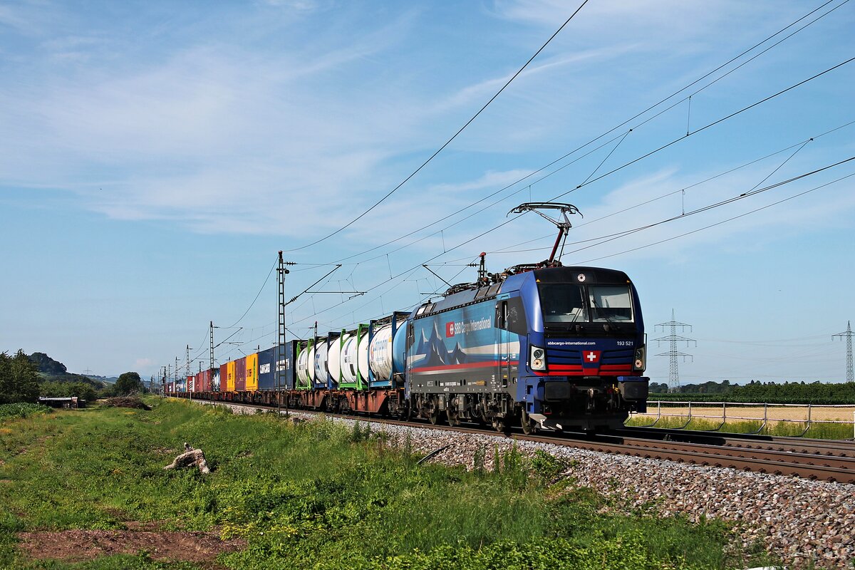 Mit einem Containerzug aus Italien fuhr am Morgen des 04.07.2020 die Südleasing/SBBCI 193 521  Donau  zwischen Schliengen udn AUggen über die KBS 702 durchs Rheintal in Richtung Norden.