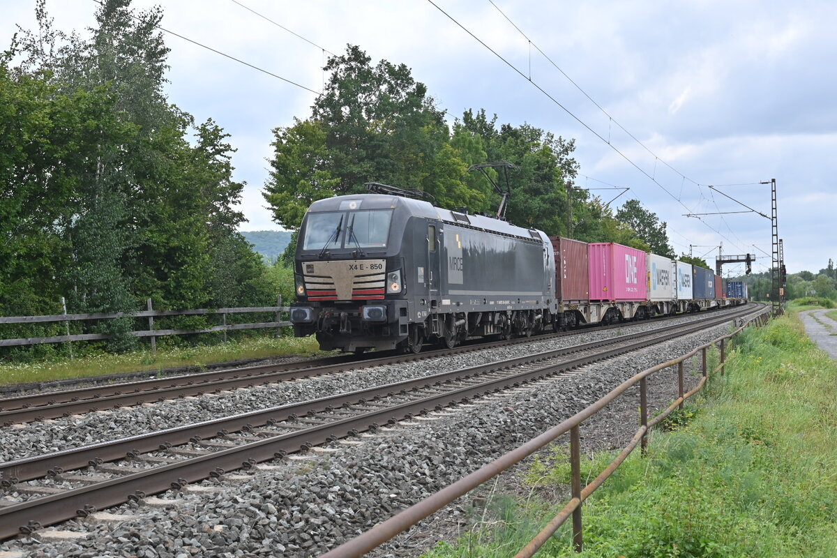 Mit einem Containerzug aus Richtung Veitshöchheim kommt 193 850 durch Thüngersheim gefahren. 24.8.2021