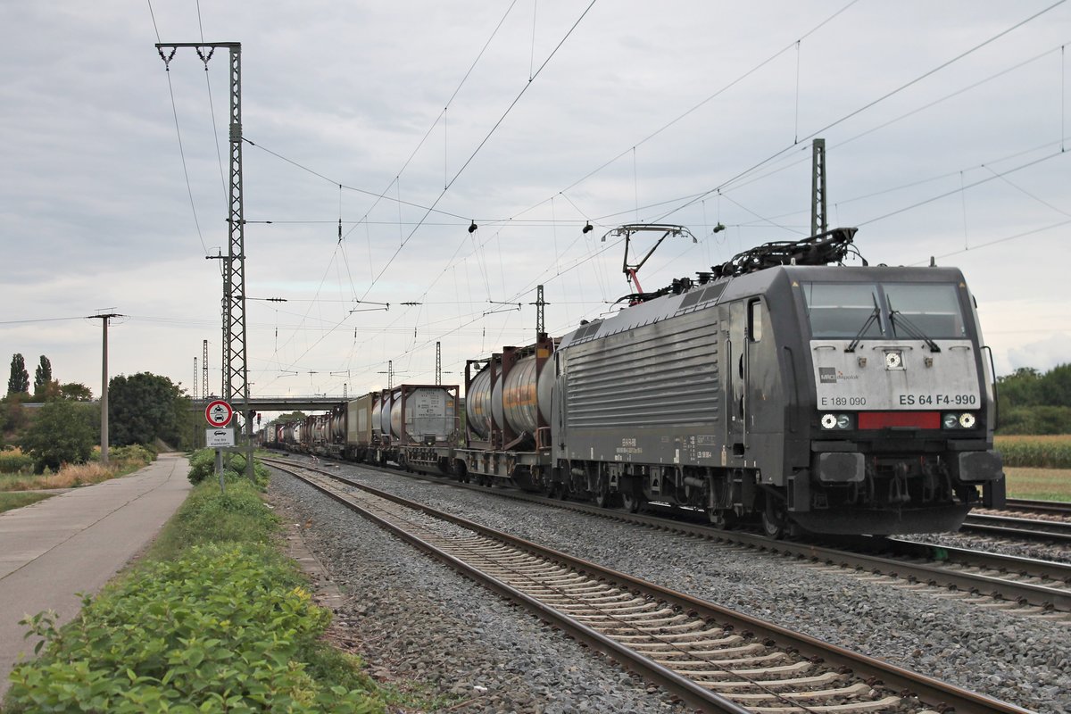 Mit einem Containerzug aus Rotterdam Waalhaven fuhr am 16.09.2016 die MRCE/SBBCI ES 64 F4-990 (189 090-4) durch die Bahnanlagen von Müllheim (Baden) in Richtung Basel.