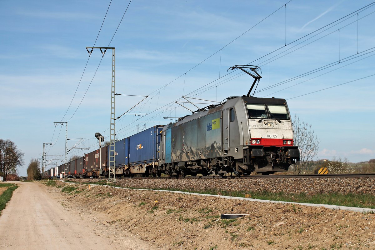 Mit einem Containerzug aus Rotterdam Waalhaven fuhr Rpool/BLSC 186 105 am 30.03.2017 nördlich von Müllheim (Baden) über die KBS 703 durchs Markgräflerland in Richtung Basel.