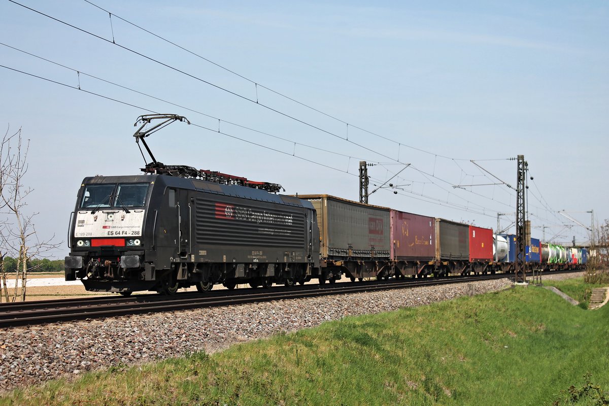 Mit einem Containerzug aus Rotterdam fuhr am Mittag des 11.04.2017 die MRCE/SBBCI ES 64 F4-288 (189 288-4)  SBB Cargo International  bei Hügelheim in Richutng Schweizer Grenze.