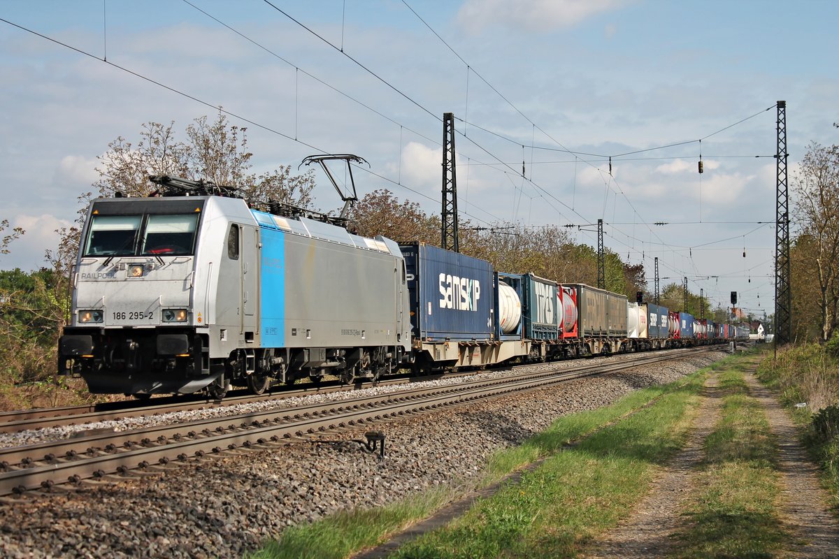 Mit einem Containerzug aus Rotterdam fuhr Rpool/CTN 186 295-2 am 13.04.2017 durch Heitersheim über die KBS 703 gen Basel.
