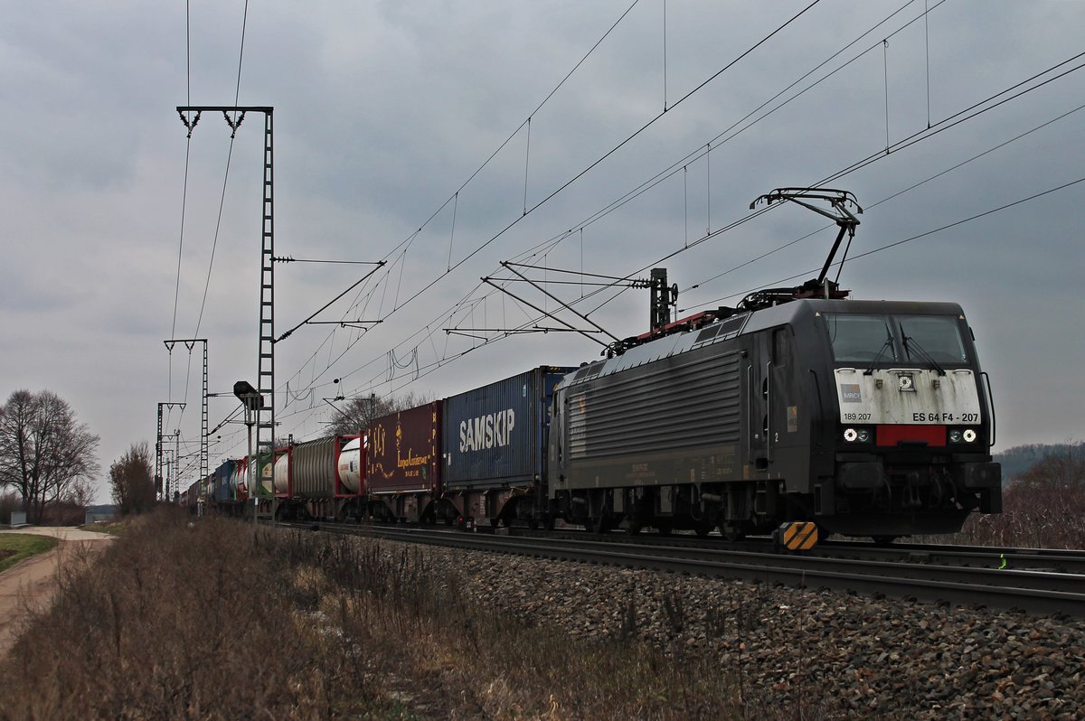 Mit einem Containerzug aus Rotterdam fuhr am Mittag des 19.02.2018 die MRCE/SBBCI ES 64 F4-207 (189 207-4) nördlich von Müllheim (Baden) durchs Rheintal in Richtung Schweizer Grenze.