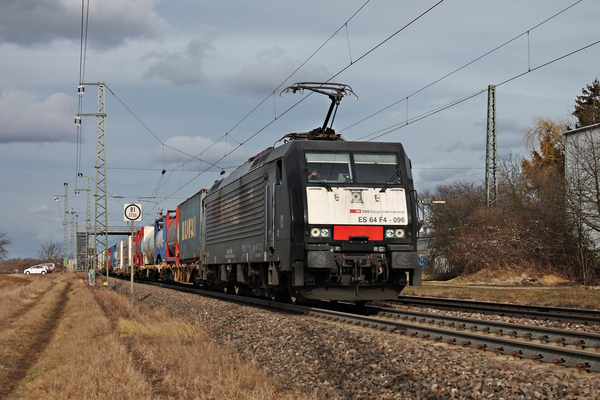 Mit einem Containerzug aus Rotterdam fuhr am Nachmittag des 09.02.2019 die MRCE/SBBCI ES 64 F4-096 (189 996-2)  SBB Cargo International  beim Hp. Auggen über die Rheintalbahn in Richtung Schweizer Grenze.