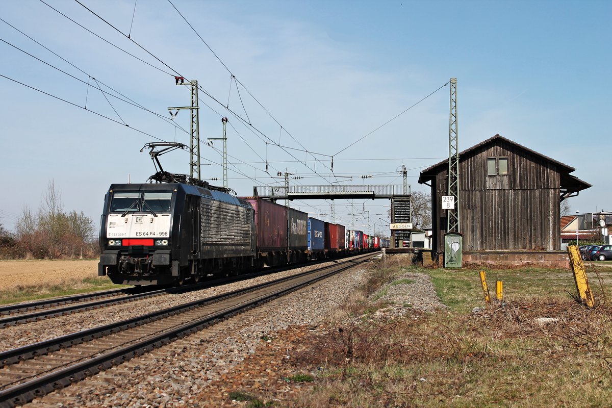 Mit einem Containerzug aus Rotterdam fuhr am Mittag des 20.03.2019 die MRCE/SBBCI ES 64 F4-998 (189 098-7) durch den Haltepunkt von Auggen im Markgräflerland in Richtung Schweizer Grenze.
