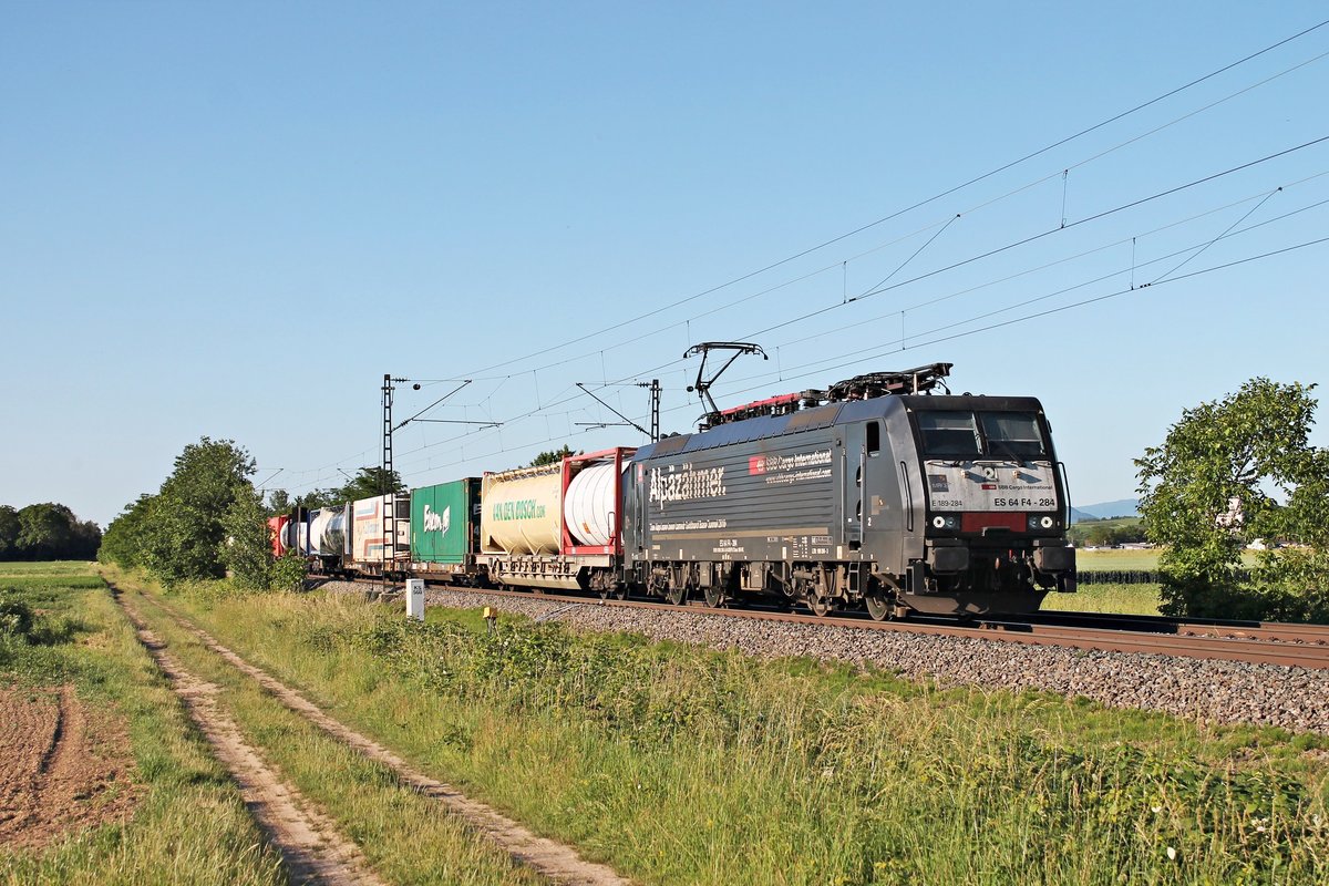 Mit einem Containerzug aus Rotterdam fuhr am Abend des 13.06.2019 die MRCE/SBBCI ES 64 F4-284 (189 284-3)  Alpäzähmer  südlich von Buggingen über die Rheintalbahn durchs Markgräflerland in Richtung Schweizer Grenze.