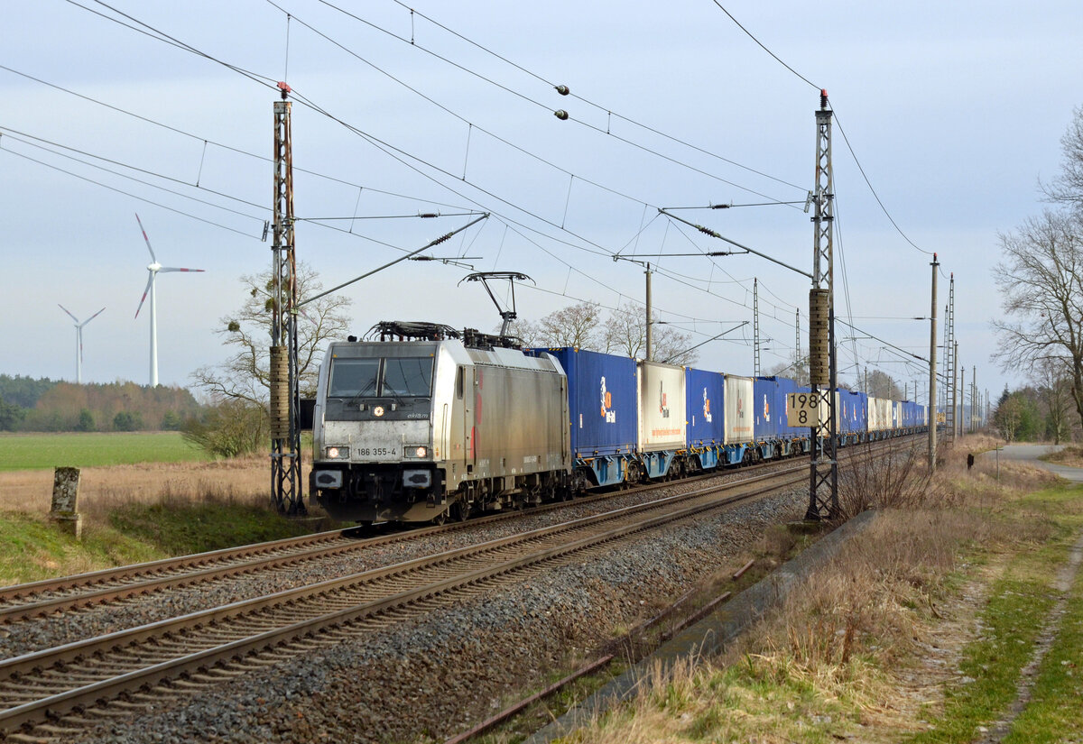 Mit einem Containerzug des polnischen Logistikers Loco Transsped rollt 186 355 der akiem im Auftrag der LTE am 18.02.24 durch Wittenberg-Labetz Richtung Dessau.