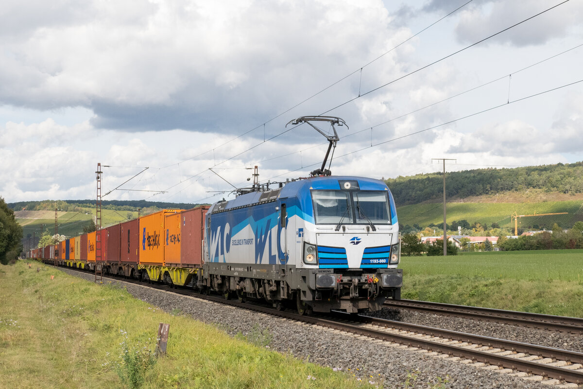 Mit einem Containerzug durchquerte WLC 1193 980 am 30.09.2021 nahe Retzbach-Zellingen das Maintal.