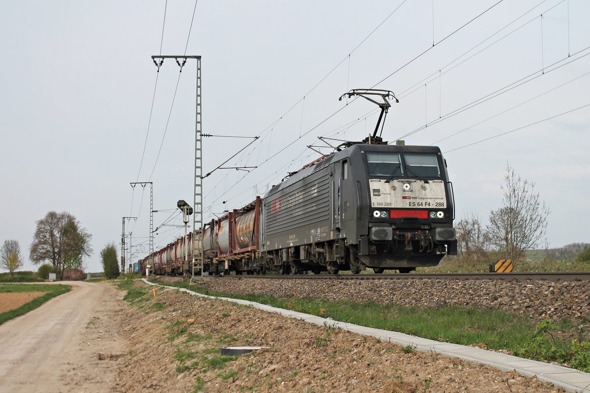 Mit einem Containerzug, der fast nur mit Kesselcontainer beladen ist, fuhr am 05.07.2017 die MRCE/SBBCI ES 64 F4-288 (189 288-4)  SBB Cargo International  nördlich von Müllheim (Baden) an dem Fotografen vorbei in Richtung Basel.