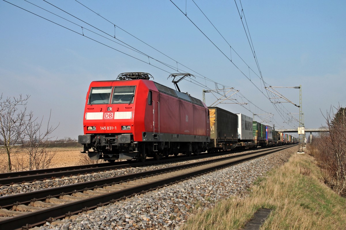 Mit einem Containerzug fuhr 145 031-1 am 08.03.2014 nördlich von Müllheim (Baden) in Richtung Schweizer Grenze.