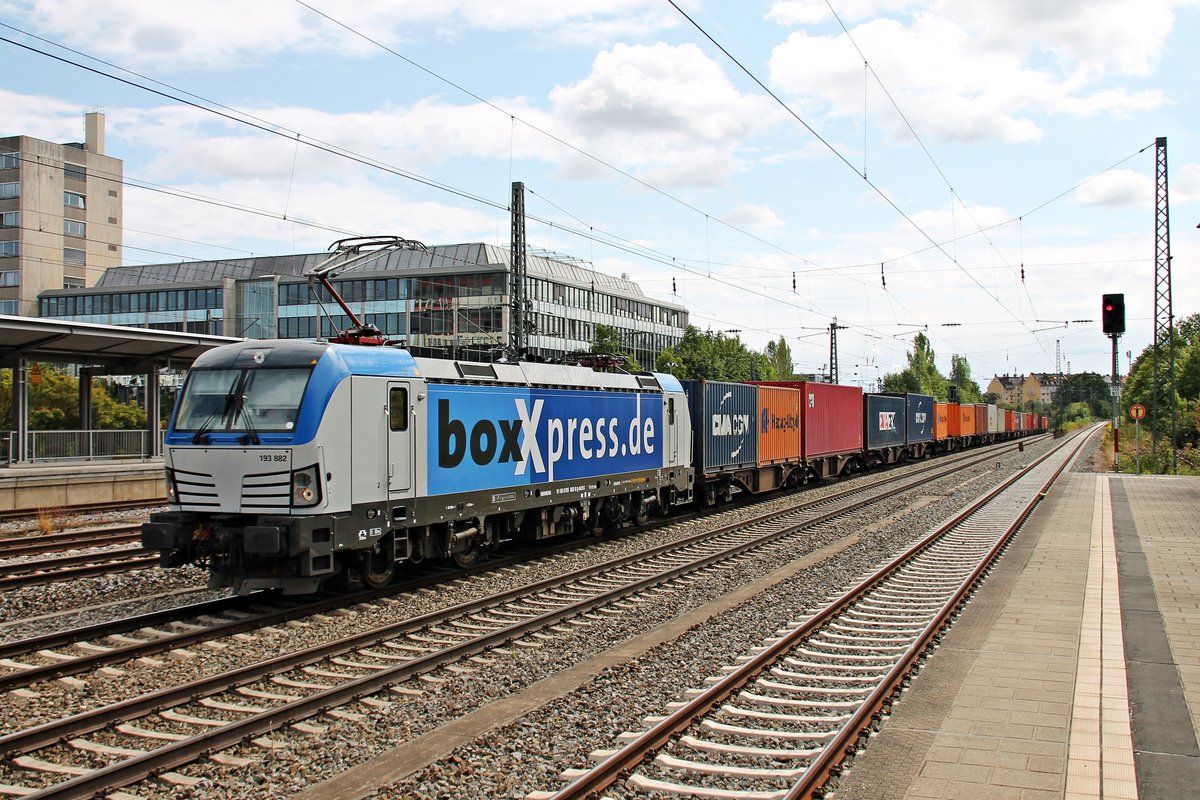 Mit einem Containerzug fuhr am 25.08.2015 die 193 882 von boxXpress.de durch München Heimeranplatz in Richtung München Laim.