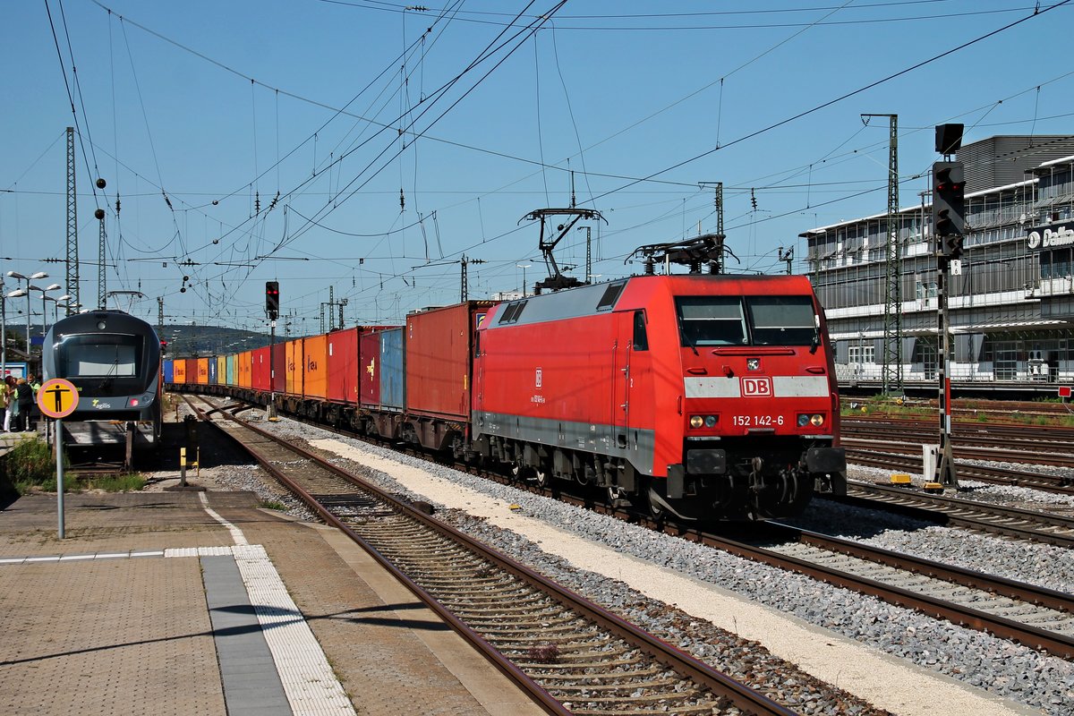 Mit einem Containerzug fuhr am 26.08.2015 die 152 142-6 über Gleis 7 durch Regensburg Hbf in Richtung Süden.