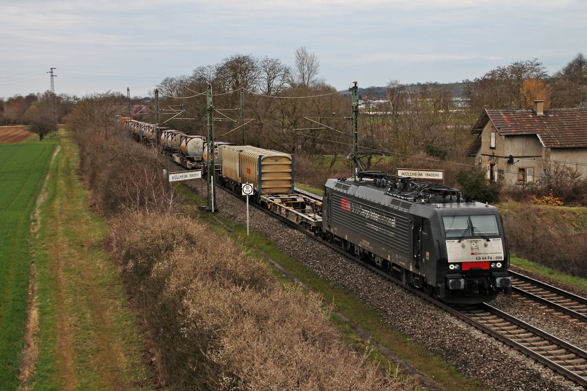 Mit einem Containerzug fuhr am 30.03.2016 die MRCE/SBB Cargo ES 64 F4-096 (189 996-2)  SBB Cargo International  bei Müllheim (Baden) auf der KBS 703 in Richtung Schweizer Grenze.