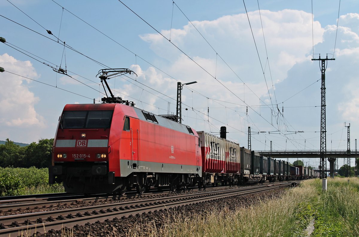 Mit einem Containerzug fuhr am 02.06.2017 die 152 015-4 bei Müllheim (Baden) über die KBS 703 gen Freiburg (Breisgau).