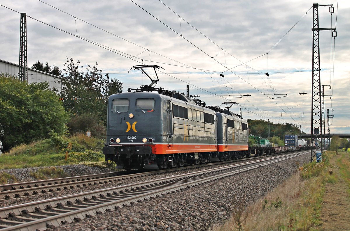 Mit einem Containerzug fuhr am 10.10.2017 die HCTOR 162.002 (151 070-0)  Lang  zusammen mit HCTOR 162.003 (151 027-0)  Metropolis  bei Auggen durchs Rheintal in Richtung Freiburg (Breisgau).
