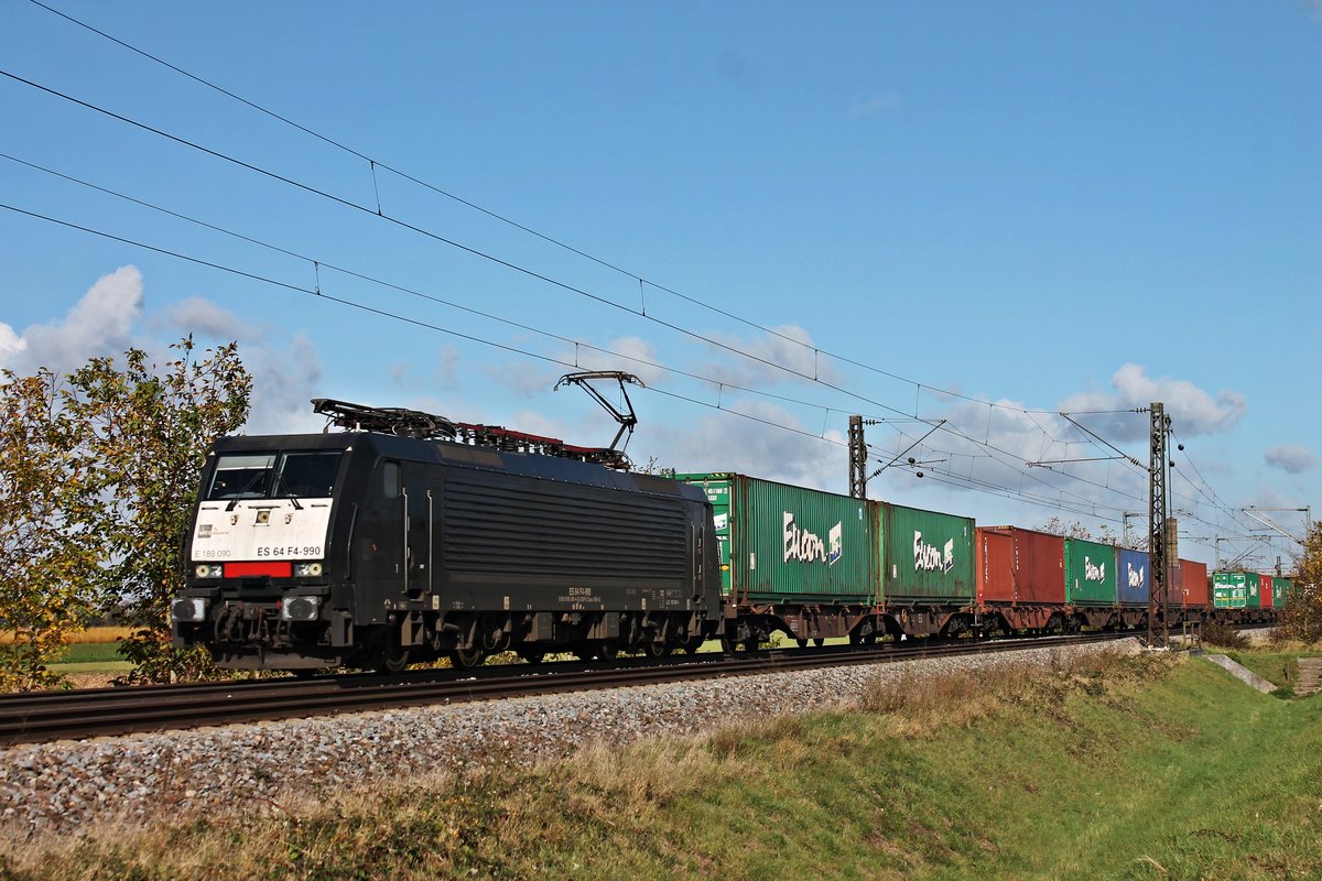 Mit einem Containerzug fuhr am Mittag des 30.10.2017 die MRCE/SBBCI ES 64 F4-990 (189 090-4) bei Hügelheim über die KBS 703 durchs Rheintal in Richtung Basel.