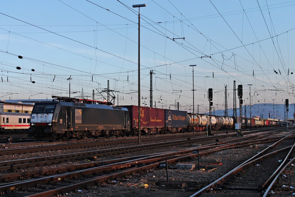 Mit einem Containerzug fuhr am Abend des 14.02.2018 die MRCE/SBBCI ES 64 F4-207 (189 207-4) über Gleis 4 durch den Badischen Bahnhof von Basel in Richtung Deutschland.