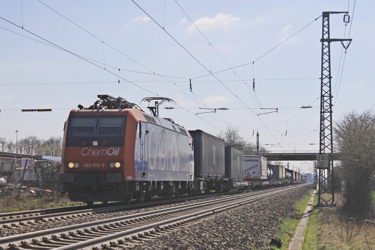 Mit einem Containerzug fuhr am Nachmittag des 20.03.2019 die Re 482 015-5  ChemOil  bei der Fa. Jacoby in Auggen über die Rheintalbahn in Richtung Freiburg (Breisgau).