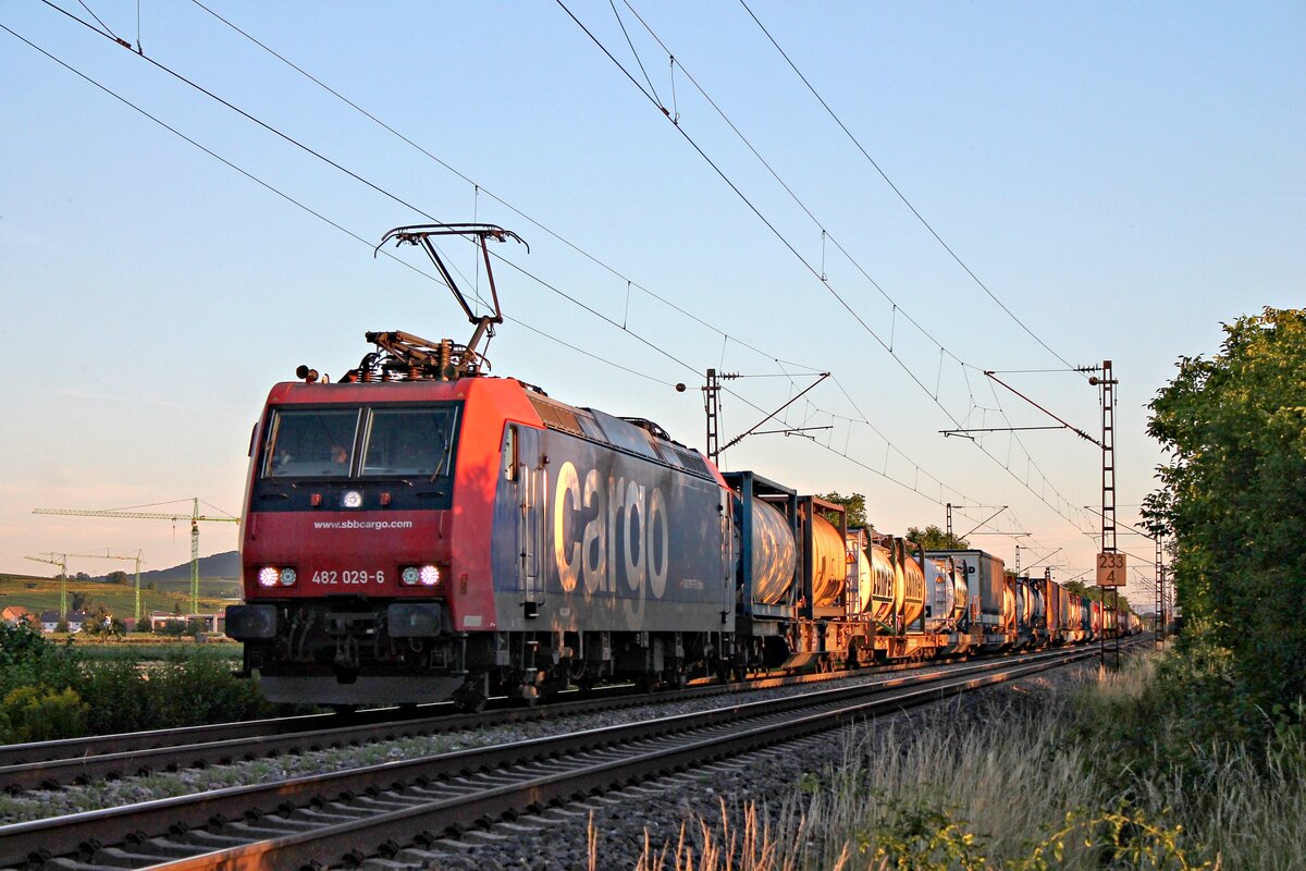 Mit einem Containerzug fuhr am Abend des 09.07.2020 im letzten Licht die Re 482 029-6 nördlich von Hügelheim über die Rhewintlbahn in Richtung Buggingen.