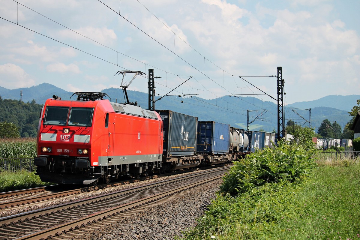 Mit einem Containerzug fuhr am 01.08.2014 die 185 159-1 bei Kollmarsreute gen Norden.