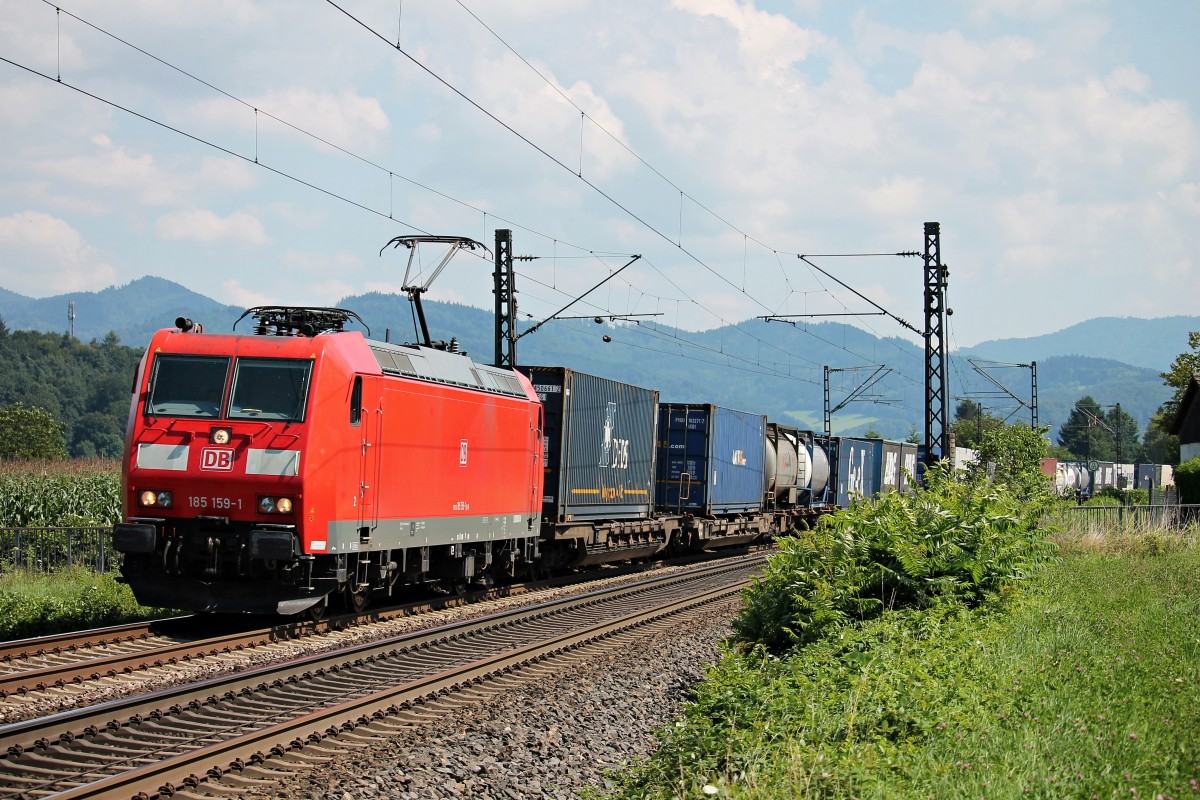 Mit einem Containerzug fuhr am 01.08.2014 die 185 159-1 bei Kollmarsreute gen Norden.