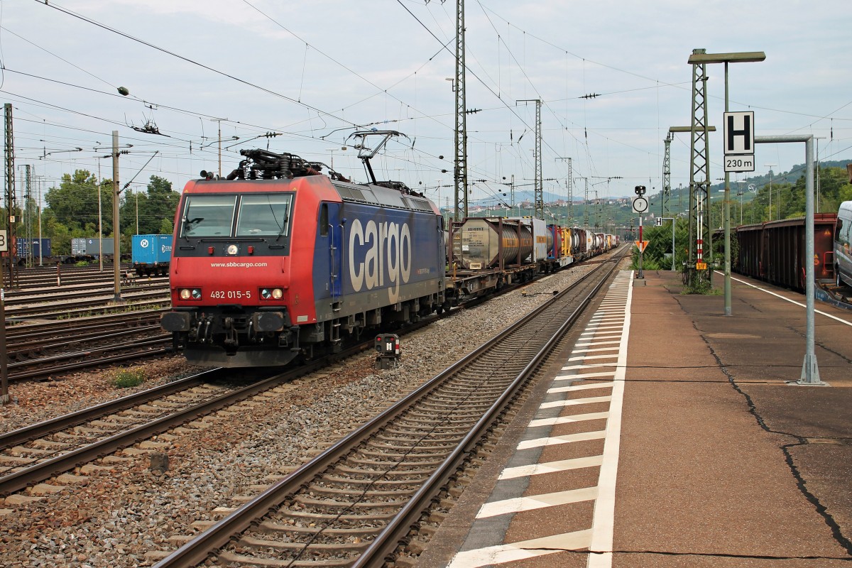 Mit einem Containerzug fuhr am 05.09.2014 die Re 482 015-5 von SBB Cargo durch Weil am Rhein gen Schweiz.