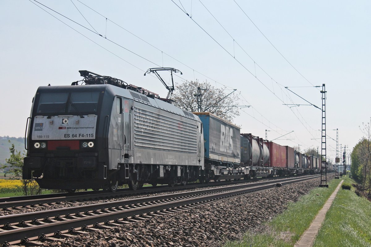 Mit einem Containerzug fuhr MRCE/SBBCI ES 64 F4-115 (189 115-9)  Alpäzähmer  über die KBS 703 durchs Markgräflerland in Richtung Freiburg (Breisgau), als sie an Hügelheim vorbei kam. (11.04.2017)