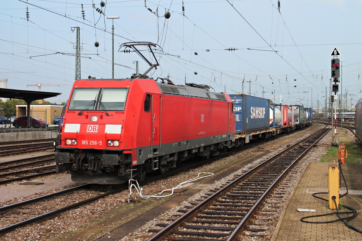 Mit einem Containerzug gen Muttenz fuhr am 04.10.2015 die Mannheimer 185 256-5 durch Basel Bad Bf, um dort den Zug an eine Lok von SBB Cargo abzugeben.