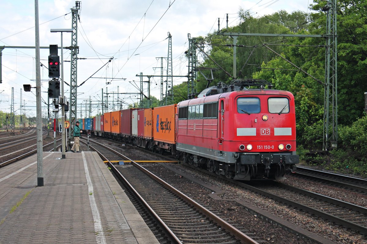 Mit einem Containerzug in den Hamburg Hafen, fuhr am 26.05.2015 die 151 150-0 durch Hamburg Harburg.
