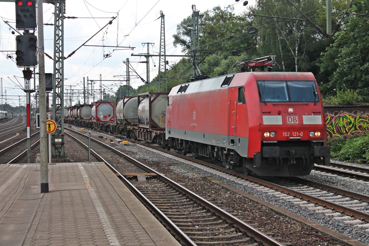 Mit einem Containerzug in den Hamburger Hafen fuhr am Vormittag des 19.07.2019 die 152 121-0 aus Richtung Rangierbahnhof Maschen kommend durch den Bahnhof von Hamburg Harburg.